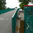 Tomando la pasarela para cruzar hacia el Prat 
