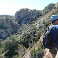 Ladeando por el Llom con vistas a las agujas centrales y de l`Oncle -el tercio final de la vía- 