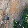 Cruzando el puente nepalí que nos acerca a la Torre 