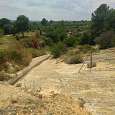 Una valla impide el paso seguimos hacia el río Clariano siguiendo una canalización 
