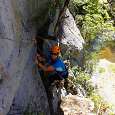 Ladeando en la vía ferrata con el Deva de fondo ® Anna Jurado 