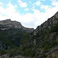 Entrada a los estrechos de Entremón. En la cima del risco podemos intuir las Ermitas de San Emeterio y San Celedonio y el Castillo de Samitier 