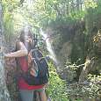 Subimos por unas gradas junto a la cascada 