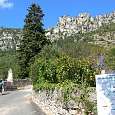 Salimos del parquing junto al cementerio y continuamos hacia arriba 