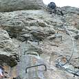 Subida vertical a una aguja -semidesplomado y con agarres naturales- 