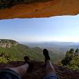 Descansando en un día caluroso de verano bajo el techo con vistas 
