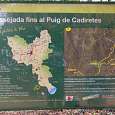 Cartel oficial de la ruta junto al estacionamiento -Turisme de Catalunya- 