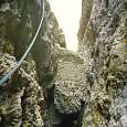 Paso del bloque empotrado y agujero de la cueva 