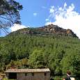 Vista de la masía del Molí de la Corriu desde la pista 