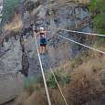 Cruzando el puente tibetanos de 20 metros / Puente Opcional © Mural de Viagens / Youtube 