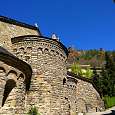 Iglesia de Santa Maria con la vía ferrata al fondo 