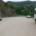 Estacionamiento en Rousses a la izquierda de la carretera D907 