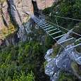 La escalera puente en subida es el paso estrella de la vía ferrata 