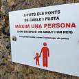 Indicaciones antes de cruzar la pasarela de madera 