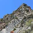 Inicio de la ferrata. Unos grandes postes metálicos nos servirán de referencia 