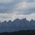 Durante el camino tenemos vistas cercanas al macizo de Montserrat 
