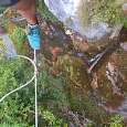 A medio cruzar el puente de la cascada 