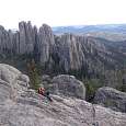 Descansando en la cima del Little Devils Tower con vistas a Cathedral Spires 