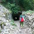 Cruzamos por un antiguo túnel minero junto al río Peguera 