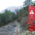 Poste direccional y de precaución: tramos de pasarelas elevados y pasos estrechos 