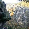 Bajando del mirador entre grandes paredes 