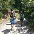 Caminamos por una pista paralelos a la riera 