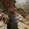 Cruzando el puente nepalí de 14 metros ©Juan Agulló Artero / Callosa de Segura | Cueva Ahumada 