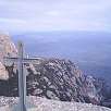 La cima con la cruz apuntando al Monasterio (2006) / La Gorra Frígia 
