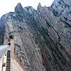 Extra: Camino tallado en la presa de Escales (© Montañismo para todos)
 / Pico Sant Cugat 
