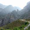 Bajando por el camino de aproximación con la vía a la vista / Valdeón | Picos de Europa 