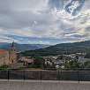 Vistas  a la sierra de Cadí y a la iglesia románica de Prullans desde el estacionamiento en la calle Major / Prullans 