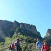 Bajando vemos la cima del Puig Cornelis -coronada por un repetidor- y a su derecha el surco de la canal Fosca / Puigsacalm | Ganxos y la Fosca 