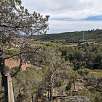 Vista atrás a la viga de madera desde el árbol / Roca Llisa 