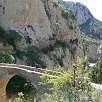 El antiguo puente de la Sierra nos permite cruzar el río Ésera en este estrecho cañón / Santo Cristo 