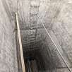 Paso en equilibrio por viga de madera en el interior del silo / Silo Chillarón de Cuenca 