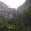 Al pie de la cascada de Aguasaliu y la pasarela en las nubes arriba / Vidosa 
