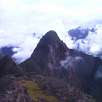 El templo de Machu Picchu y al fondo la cima que subiremos el escarpado Wayna Picchu / Wayna Picchu (Huayna Picchu) 