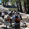 Un Ranger armado y con su iPad controla los permisos de acceso / Half Dome | Yosemite 