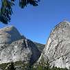 Vista atrás con el Liberty Cap -2157 m.- en primer término el Mt. Broderick -2044 m.- en el medio y el Half Dome -2693 m.- en el fondo / Half Dome | Yosemite 