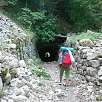 Cruzamos por un antiguo túnel minero junto al río Peguera / Ruta a pie Camí dels Bons Homes 