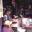 1. Una tienda típica del pueblo donde venden las zapatillas de neumático características / Ruta a pie El cañón del Colca 