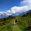 Punto 5. Caminando hacia el refugio de vacas para el mal tiempo / Ruta a pie Suiza. Senderismo familiar al pie del Eiger 