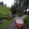 Punto 8. Zona de pícnic con madera para hacer barbacoas / Ruta a pie Suiza. Senderismo familiar al pie del Eiger 