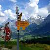 Nos queda media bajada por completar -se puede hacer directo o siguiendo el camino temático Apple Fritter / Ruta a pie Suiza. Senderismo familiar al pie del Eiger 
