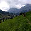 El pueblo de Grindelwald a la vista / Ruta a pie Suiza. Senderismo familiar al pie del Eiger 