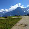 Inicio del sendero junto a la casa de montaña de Männlichen -Eiger y Monch al fondo- / Ruta a pie Suiza. Senderismo familiar al pie del Eiger 