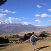 Descendemos hacia Maras con los Andes al fondo / Ruta a pie Moray y las salinas de Maras 