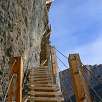 Escalones de subida en la primera pasarela / Ruta a pie Camino natural de Montfalcó al congost de Mont-rebei 