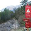 Poste direccional y de precaución: tramos de pasarelas elevados y pasos estrechos / Ruta a pie Camino natural de Montfalcó al congost de Mont-rebei 