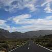 En la carretera TF-21 que cruza las Cañadas del Teide - al fondo a mano derecha vemos los Roques de García -  / Ruta a pie Los Roques de García 